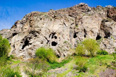 Դարաբավոր քարայրներ